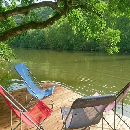 In On The Aveyron River فيلة *